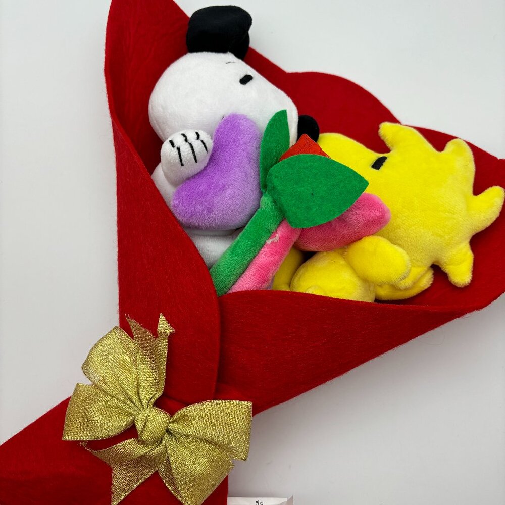 Peanuts Snoopy & Woodstock 13" Valentine's Day Plush Bouquet w Removable Figures
